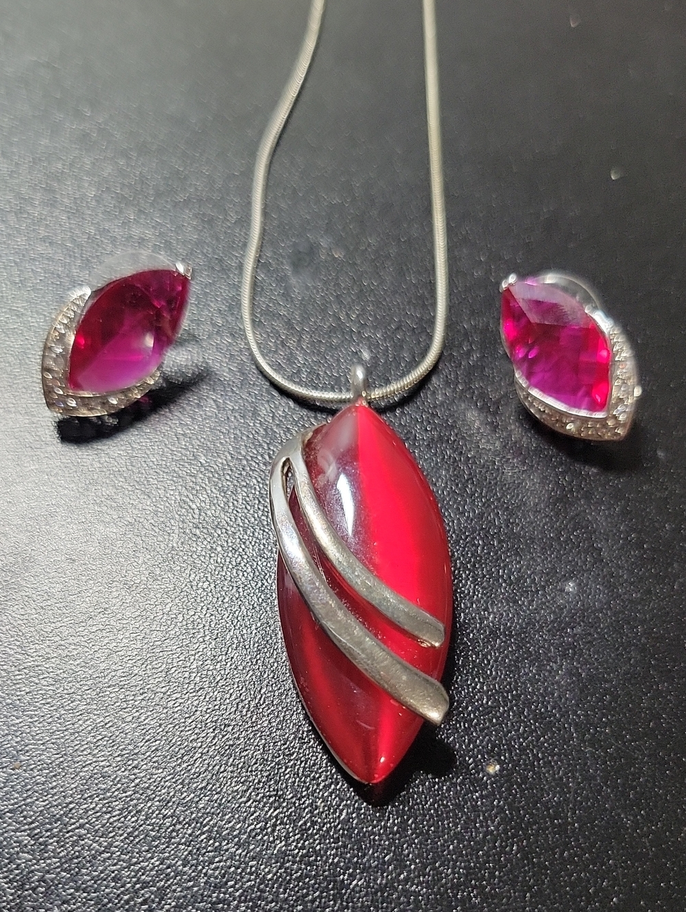Women’s Red Glass Pendant Necklace and Earring Set